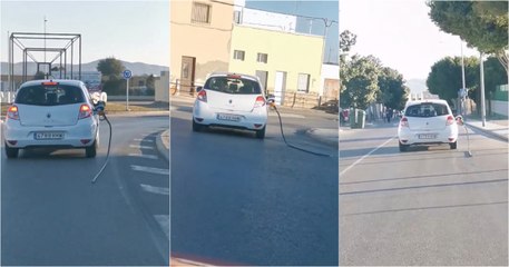 Condutor saiu à pressa do posto de combustível e levou a mangueira pendurada