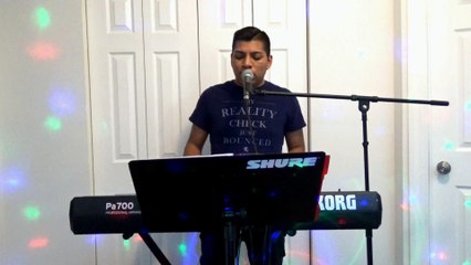 Tecladista de Chicago Reyes Garcia tocando moviditas para bailar