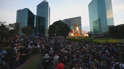 Miles de manifestantes protestan ante el banco vinculado al rey tailandés