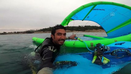 ADANA - Paraşütçünün suya düştüğünü zanneden vatandaşlar polisten yardım istedi