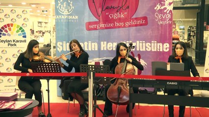 DİYARBAKIR - Kadına şiddete dikkati çekmek için yüzlerine makyaj yaptılar