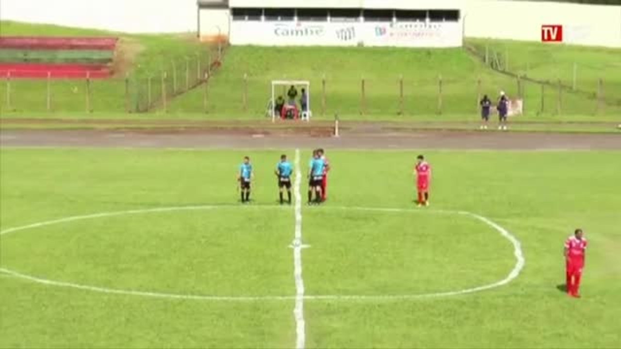 Deforme círculo central en un campo de fútbol brasileño donde se jugaba un partido de fútbol de tercera división