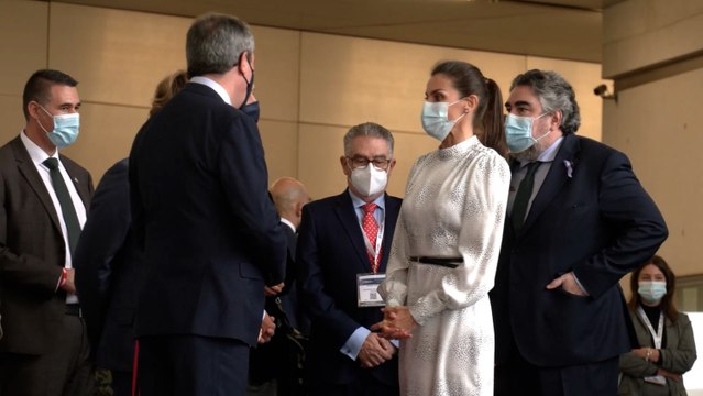 La Reina Letizia se reinventa con un look 'black and white'