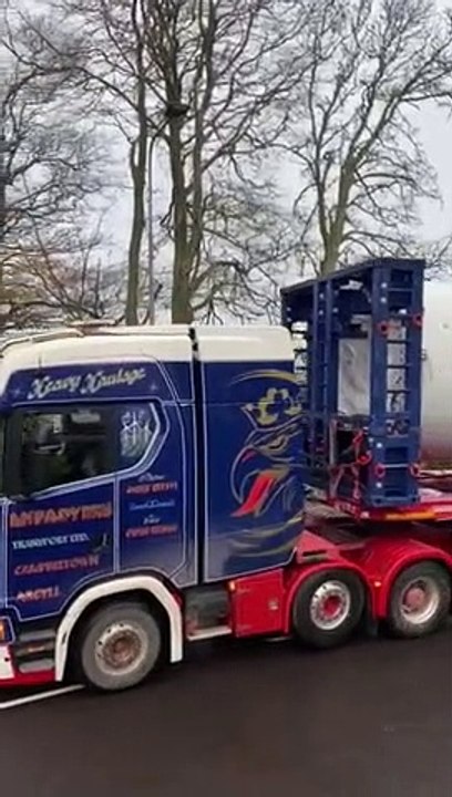 Watch: Colossal wind turbine blades manoeuvre i...