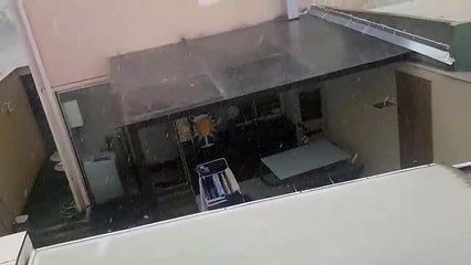 Moradora registra chuva de granizo em São Sebastião