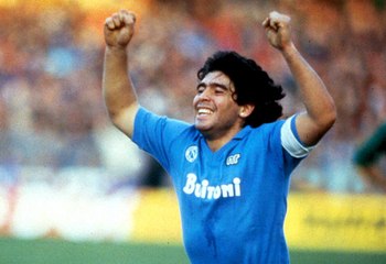 NAPLES S'EMBRASE POUR RENDRE HOMMAGE À DIEGO MARADONA
