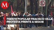 Manifestantes protestan frente a Segob