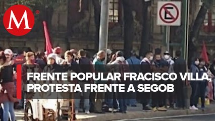 Manifestantes protestan frente a Segob