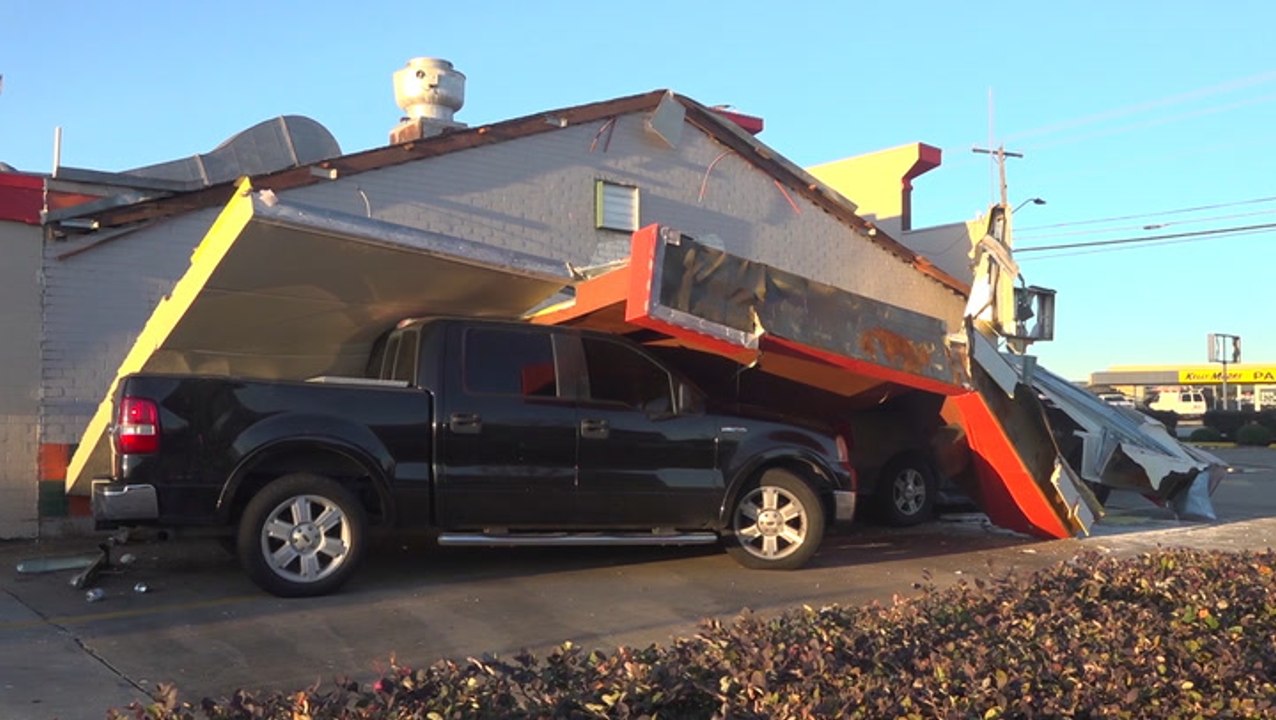 Tornado tears roof off apartment complexes in North Texas
