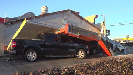 Tornado tears roof off apartment complexes in North Texas