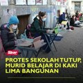 Protes sekolah tutup, murid belajar di kaki lima bangunan