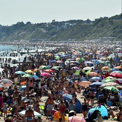 Ribuan pengunjung banjiri pantai di UK