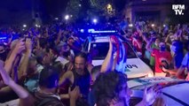 À Buenos Aires, des fans chantent autour du convoi censé transporter la dépouille de Diego Maradona au funérarium