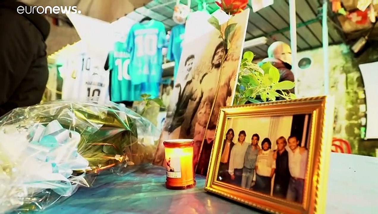 Napoli piange Maradona: centinaia di tifosi in strada per rendere omaggio al mito