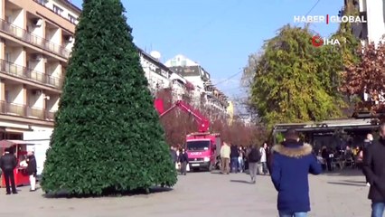 Kosova'da halk koronavirüse aldırış etmeden sokakları doldurdu