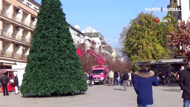 Kosova'da halk koronavirüse aldırış etmeden sokakları doldurdu