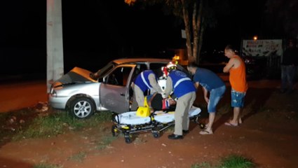 Mulher fica ferida ao colidir em poste no Bairro Brasmadeira