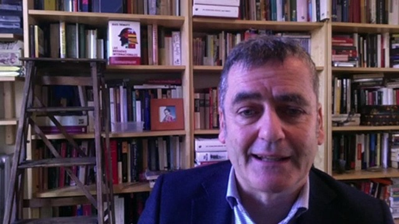 Giles Tremlett (The Guardian): "Debe haber una tercera fuerza independiente que vigile a los periodistas"