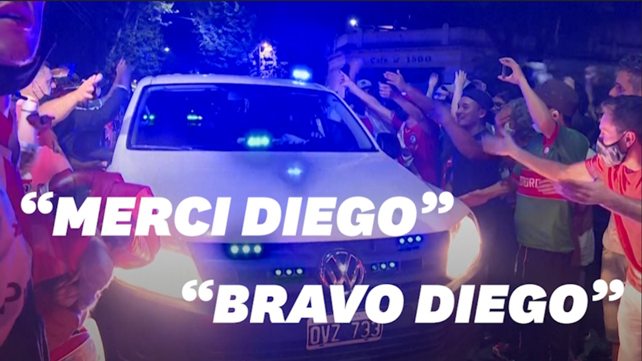 Ambiance de stade de foot pour le convoi funéraire de Diego Maradona