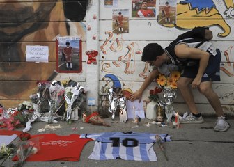 Kala Penggemar Maradona Menaruh Bunga di Stadion Boca Juniors