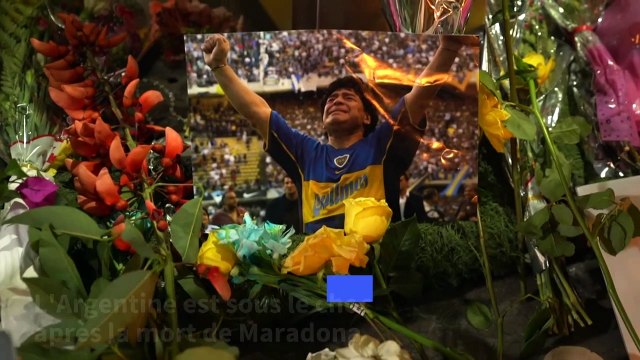 Des Argentins pleurent Maradona devant le stade de Boca Juniors à Buenos Aires