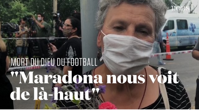 Devant la maison de Maradona à Tigre, ses admirateurs lui rendent hommage