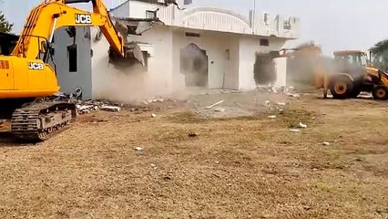 थाना प्रभारी पर गोली चलाने वाले आरोपी का मकान पुलिस ने ध्वस्त किया