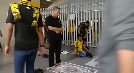 Download Video: Sokong bola sokong juga, tapi solat jangan lupa!