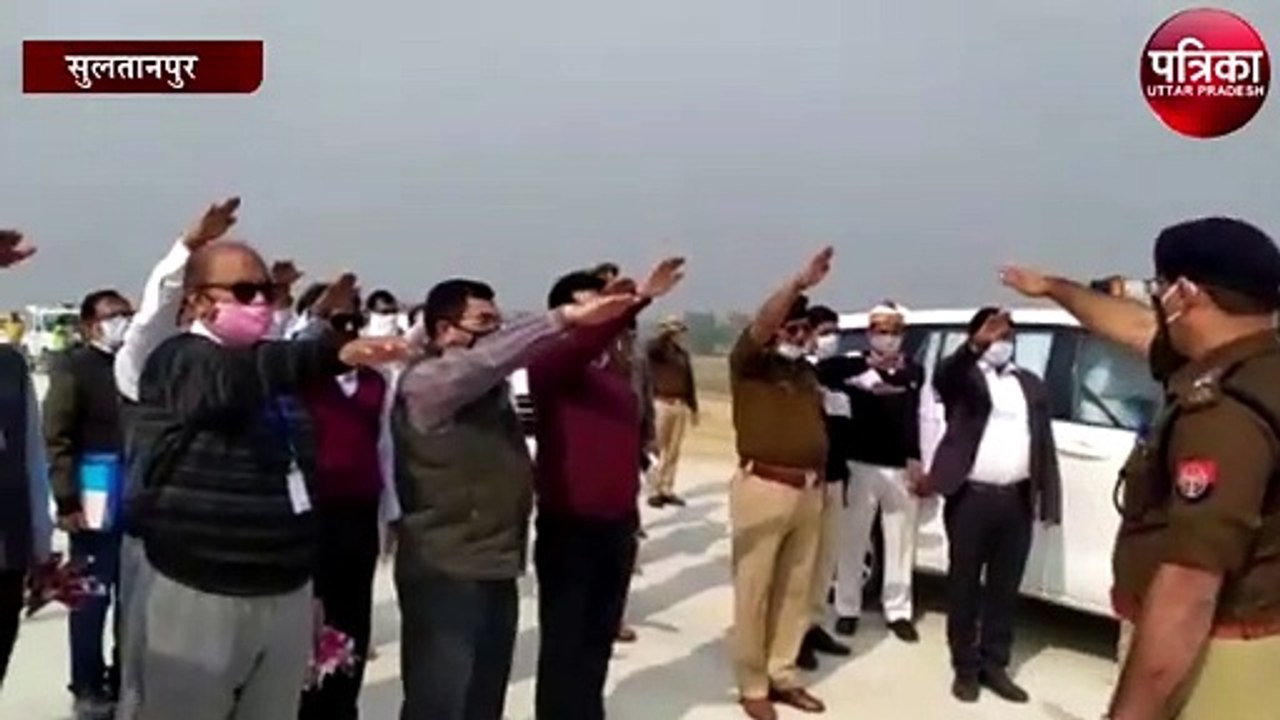 संविधान दिवस पर डीएम ने दिलाई शपथ