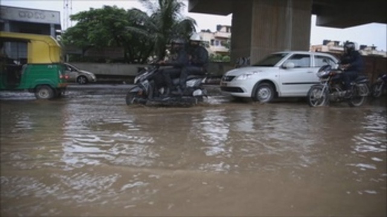El ciclón Nivar deja daños materiales y se debilita tras tocar la costa india