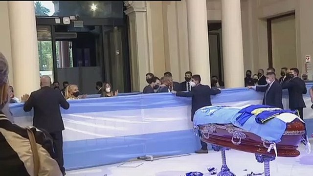 Abre sus puertas la capilla ardiente con los restos de Maradona