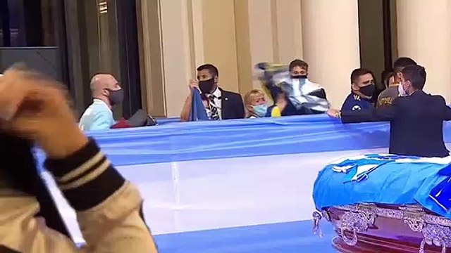 Cientos de personas despiden a Maradona en la Casa Rosada