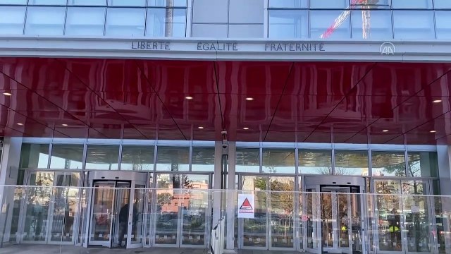 PARİS - Sarkozy 'yolsuzluk' ve 'suç örgütü kurmak' suçlamalarıyla yeniden hakim karşısında