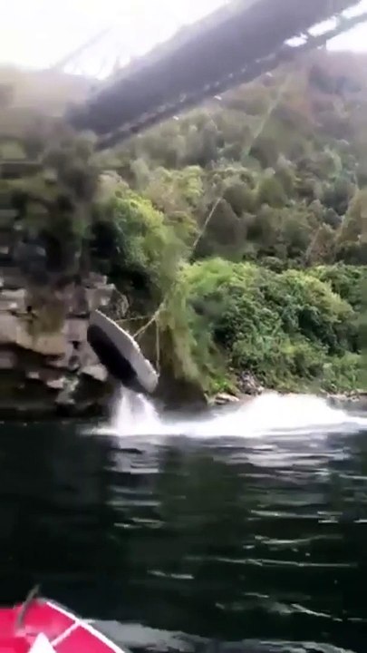 Bateau suspendu à un pont (Nouvelle-Zélande)