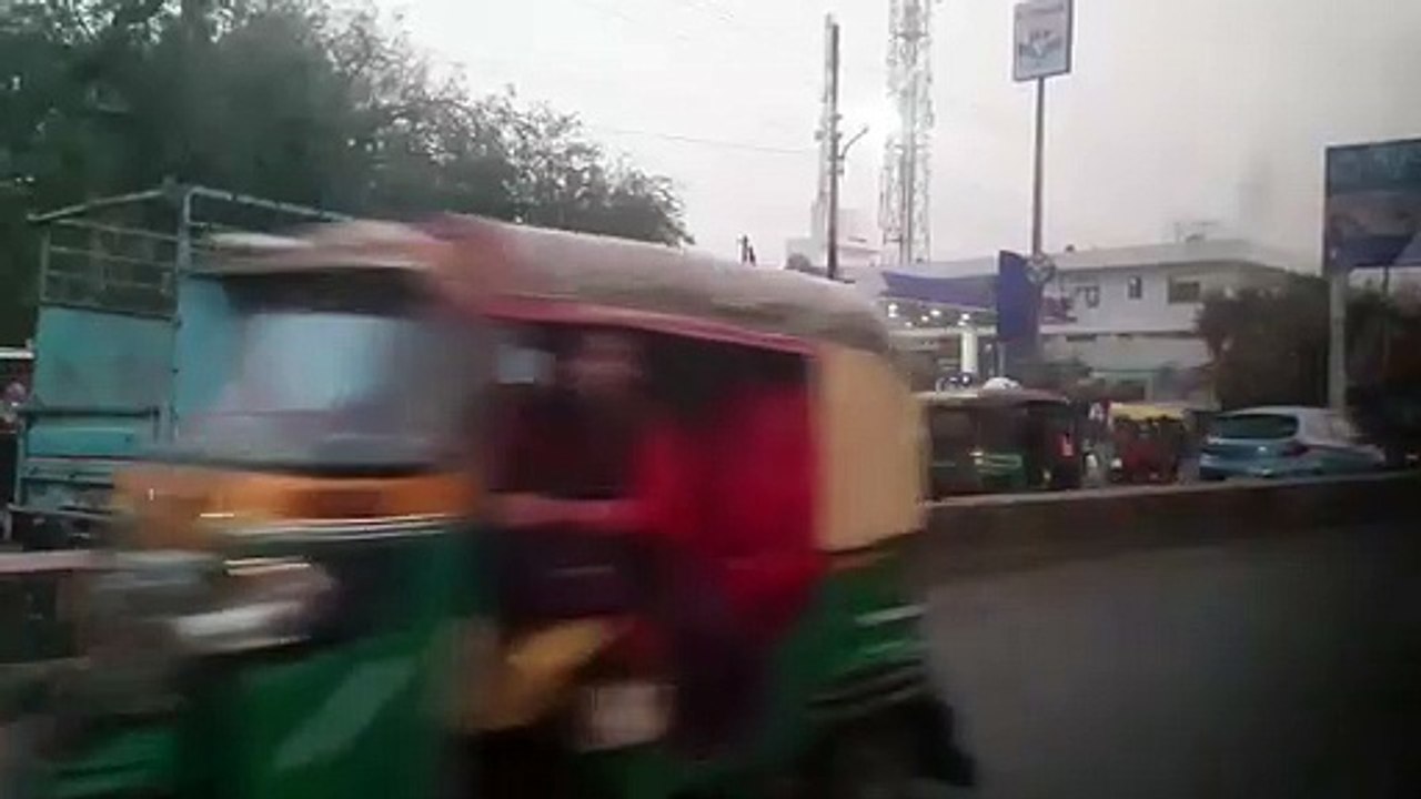 चौराहे पर वसूला जा रहा है नगर निगम की आड़ में गुंडा टैक्स