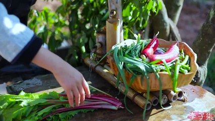Na primeira noite de neve, cozinhe uma panela de frango com lenha para se aquecer