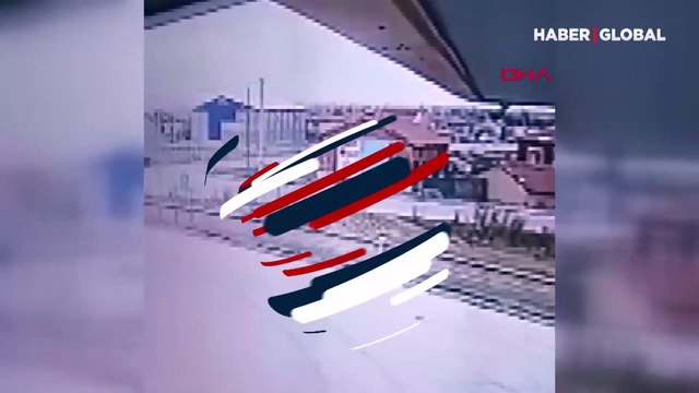 Kazada aracından çatıya fırlayan sürücünün arkadaşı konuştu: Etrafa baktık çatıya fırlamış durumdaydı