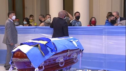 Miles de personas acuden a la capilla ardiente de Maradona