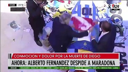 Los dos obsequios que Alberto Fernández colocó sobre el cajón de Diego Maradona