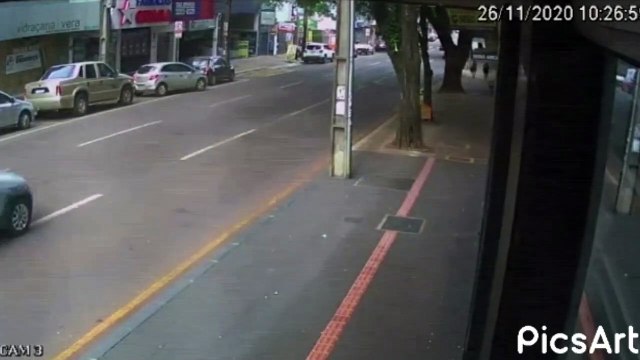 Câmera flagra acidente na Rua Paraná; Sandero ficou tombado após a colisão