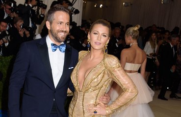 Скачать видео: Ryan Reynolds y Blake Lively donan 500 mil dólares a refugios para jóvenes en Canadá