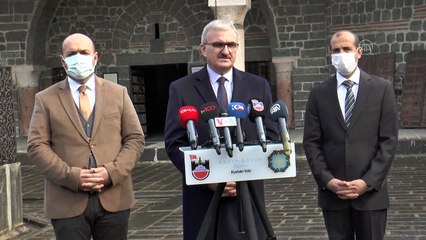 Diyarbakır Valisi Münir Karaloğlu'ndan tarihi kiliseye ziyaret