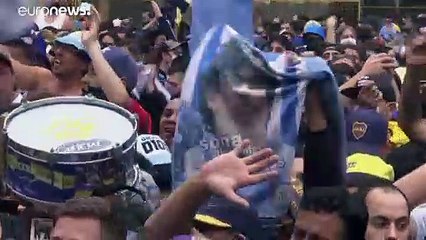 شاهد: جاؤوا لإلقاء النظرة الاخيرة على النجم الذي رحل.. جموعٌ حاشدة من محبي الأسطورة مارادونا