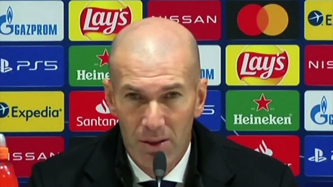 Football - Zinédine Zidane rend hommage à Diego Maradona