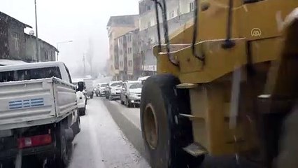 HAKKARİ - Şemdinli'de kar yağışı hayatı olumsuz etkiledi
