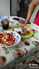 Novio da anillo de matrimonio en una patita de pollo