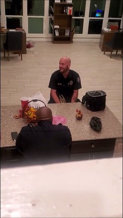 Son crâne brille de milles feux