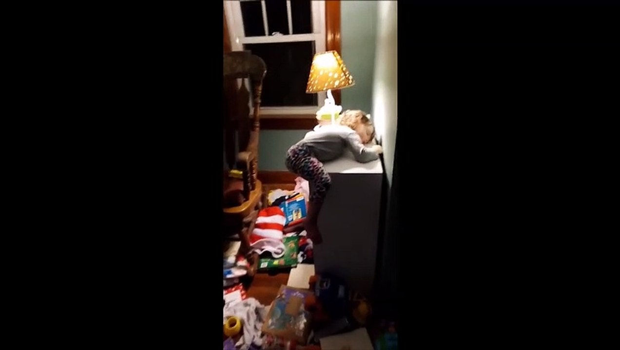 Regardez où s'est endormie cette fillette