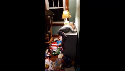 Regardez où s'est endormie cette fillette