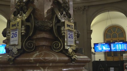 El Ibex 35 cierra con una caída del 0,74 % aunque logra mantener el nivel de los 8.100 puntos